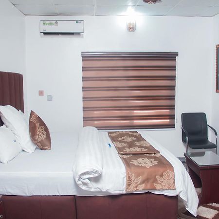 Kay Luxury Suites Uyo Esterno foto