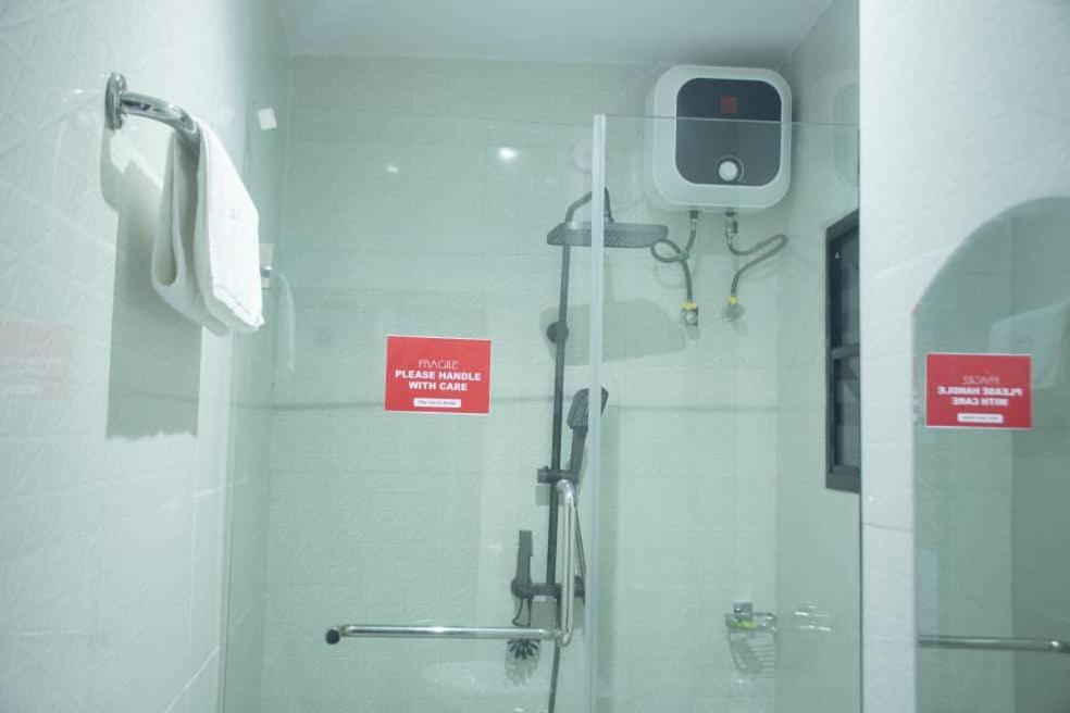 Kay Luxury Suites Uyo Esterno foto