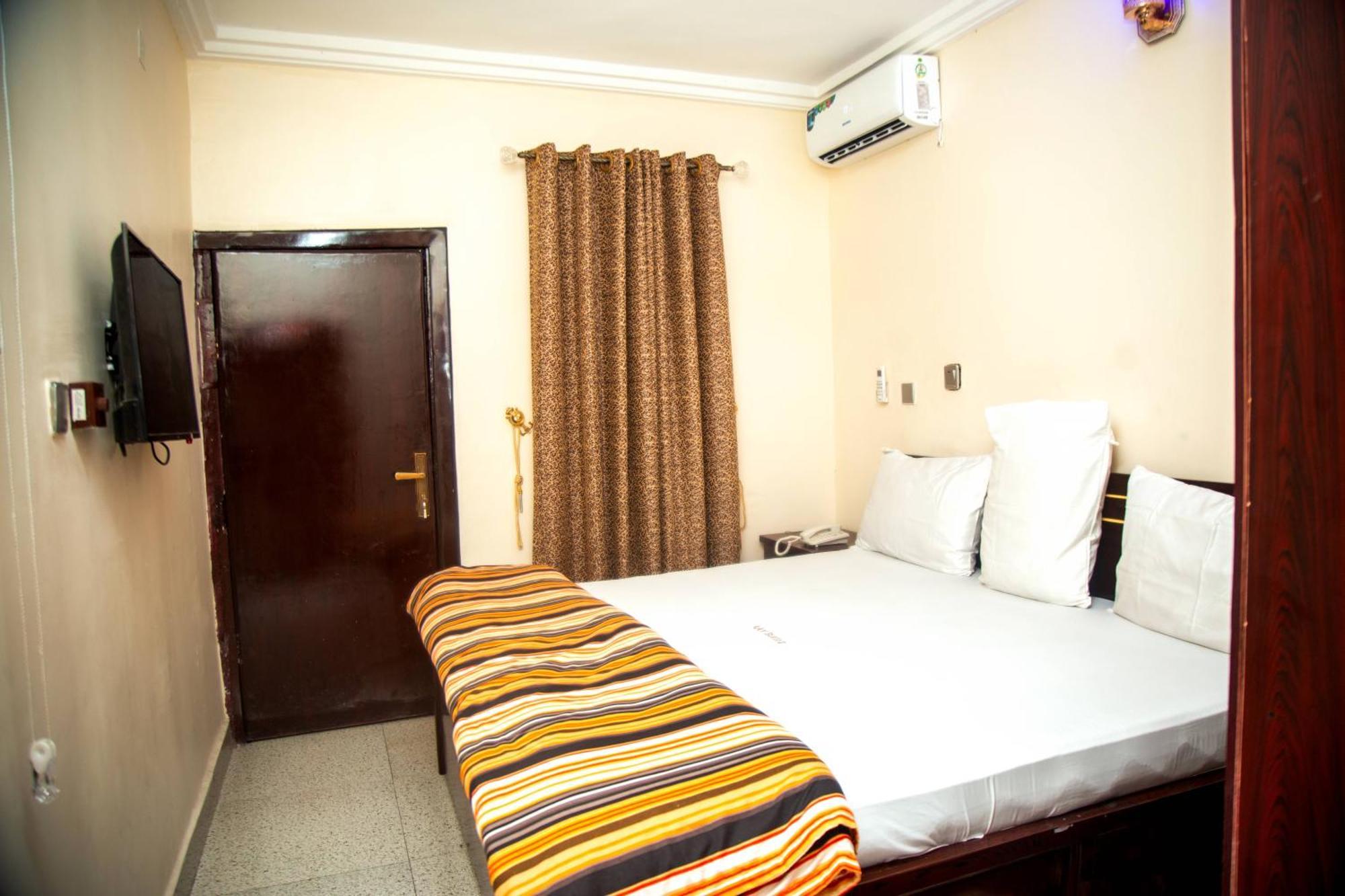 Kay Luxury Suites Uyo Esterno foto