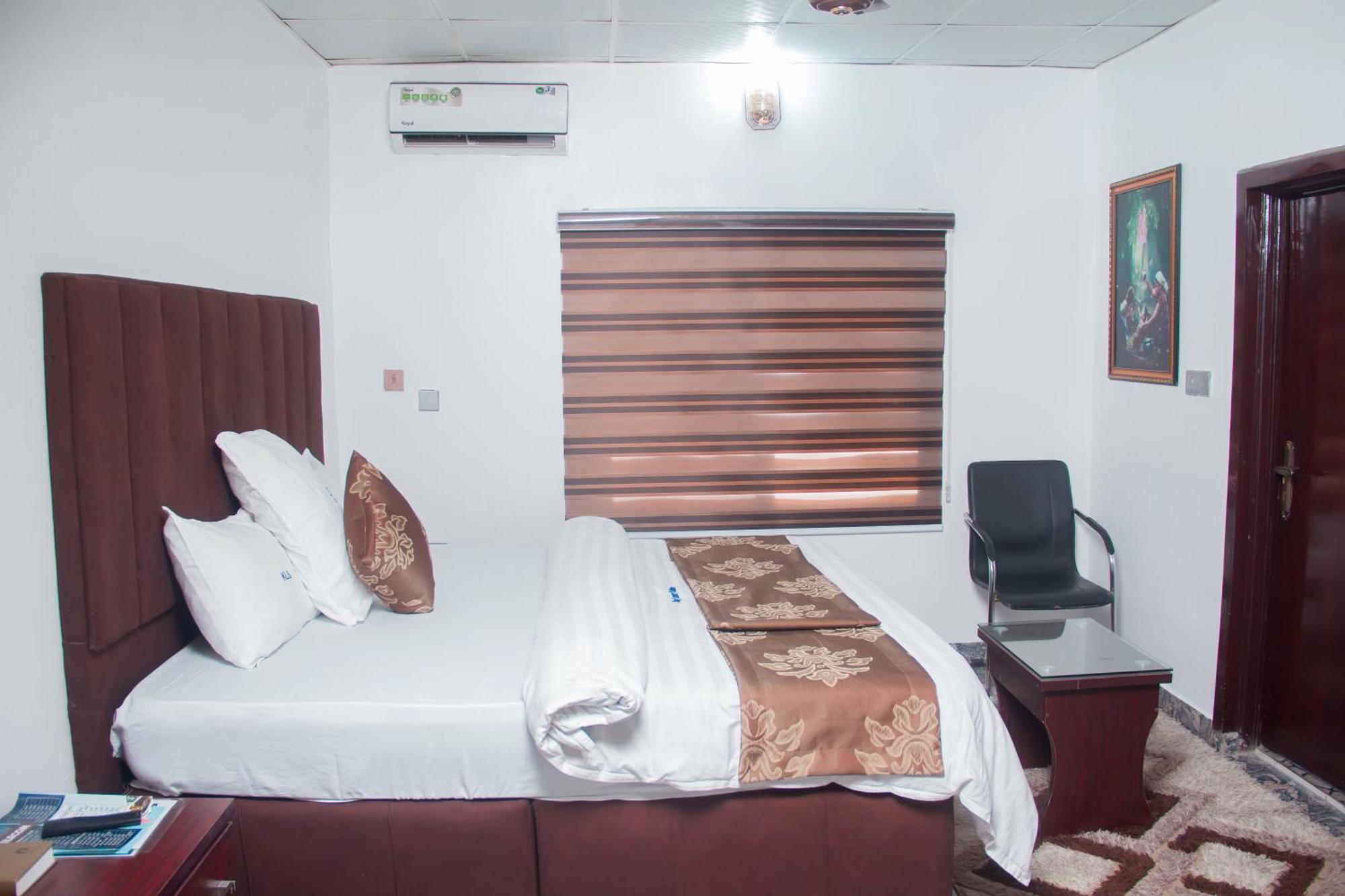 Kay Luxury Suites Uyo Esterno foto